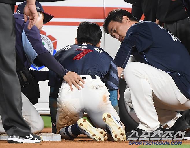 12일 수원 KT위즈파크에서 열린 롯데-KT전. 10회초 1사 1루 고승민 타석에서 1루주자 장두성이 견제구가 빠지자 2루로 진루했다. 하지만 그 상황에서 부상을 당해 구급차에 오르고 있다. 수원=정재근 기자 cjg@sportschosun.com/2025.6.12/