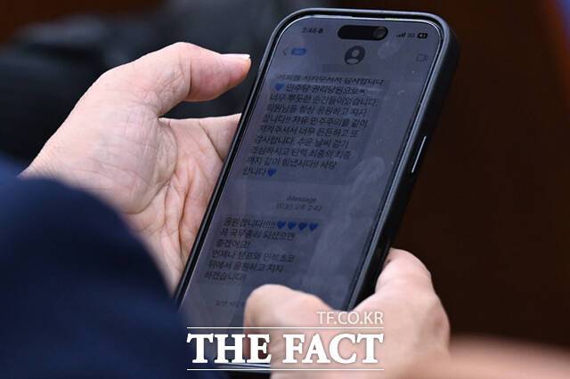김민석 국무총리 후보자가 13일 오후 서울 여의도 국회에서 열린 더불어민주당 원내대표 선출을 위한 의원총회에 참석해 지지자들의 응원 문자를 확인하고 있다.