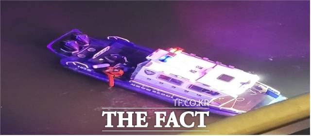 13일 서울 성동경찰서에 따르면 김모 씨는 지난 9일 오후 9시께 동호대교를 건너다 대교 아래를 바라보고 있는 20대 남성 A 씨를 발견했다. 사진은 구조 직후 한강경찰대 모습. /성동경찰서