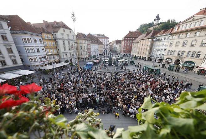 지난 11일 오스트리아 남동부 그라츠의 한 중앙 광장에서 학교 총격 사건 희생자를 추모 행사가 열렸다. AFP·연합뉴스