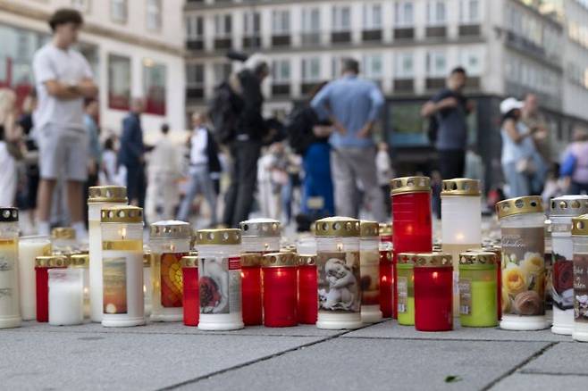 오스트리아 거리 곳곳에는 피해자에 대한 추모가 진행되고 있다. EPA·연합뉴스