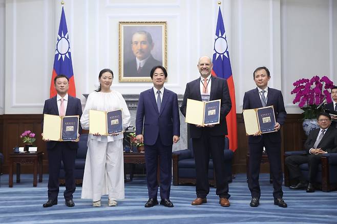 라이칭더 총통(가운데)이 2024년 7월 8일 오전 총통부에서 후쿠모토 요시나리 일본 롯데주식회사 사이버안보부장(좌1), 정원원(鄭雯文) 미국 디지털 셀프랩스 LLC 창립자(좌2), 마크 피셔 동아시아슈퍼리그 상무이사(우2), 루동후이(盧東暉) 타이완 마이크론 회장(우1)에게 취업골드카드를 직접 교부했다. / 대만 정부
