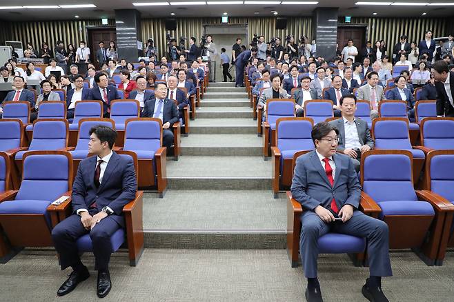 국민의힘 김용태(왼쪽) 비상대책위원장과 권성동 원내대표가 지난 9일 국회에서 열린 의원총회에서 회의 시작을 기다리고 있다. /남강호 기자