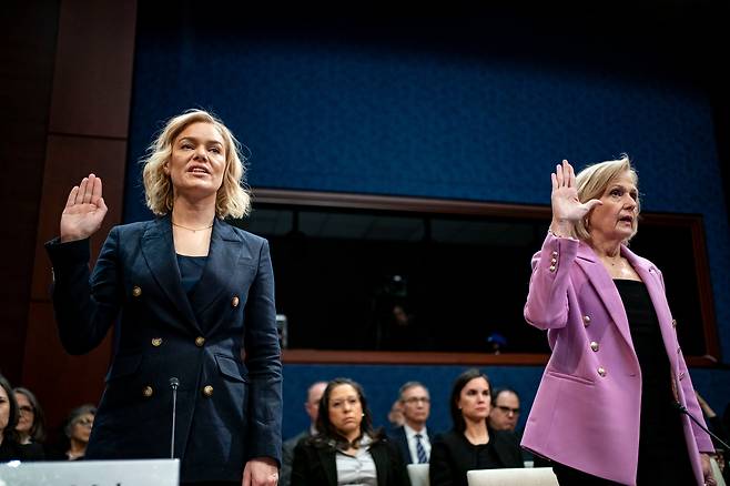 지난 3월 워싱턴 DC 미국 국회의사당에서 열린 NPR 및 PBS 정부 개혁 소위 청문회에서 국립 공영 라디오(NPR) 사장 겸 CEO인 캐서린 메이허와 공영 방송 서비스(PBS) 사장 겸 CEO인 파울라 커저가 취임 선서를 하고 있다. /연합뉴스