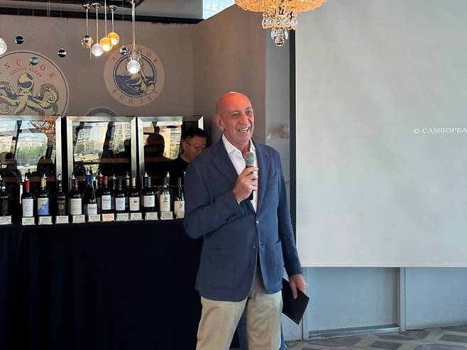 안티노리 관계자가 지난 12일 열린 시음회에서 인사말을 하고 있다./변지희 기자