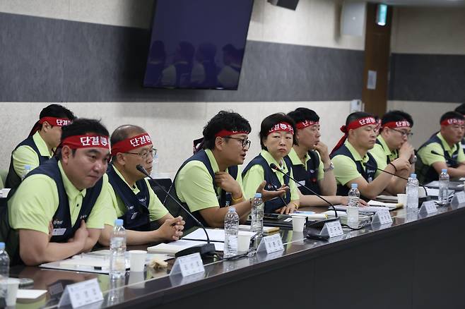지난달 29일 한국GM 임금 협상을 위한 상견례에 나선 노조 집행부. /전국금속노동조합 한국GM지부 제공