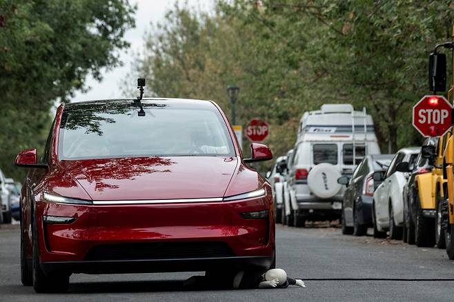 12일(현지 시각) 미국 텍사스 오스틴에서 테슬라 로봇택시의 공식 서비스를 앞두고 모델Y의 자율주행 기능 안전 테스트를 하는 모습. /로이터=연합뉴스