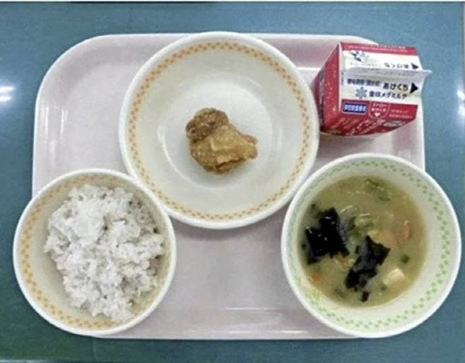 논란이 된 일본 초등학교 급식 사진. /온라인 캡처