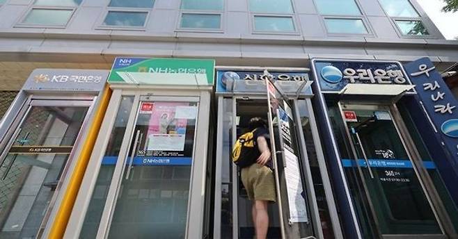 5월 가계대출은 전 금융권에서 6조원 늘며 전월(5조3000억원) 대비 증가폭이 확대됐다.ⓒ연합뉴스