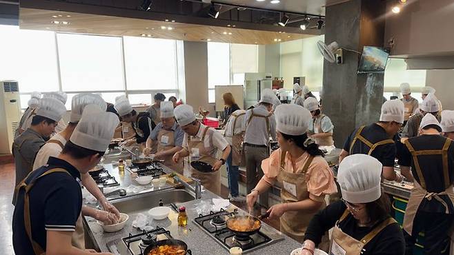 현대캐피탈이 부산지역 임직원들과 부산맹학교 학생들이 함께 하는 요리교실 프로그램을 성공적으로 마쳤다. ⓒ현대캐피탈