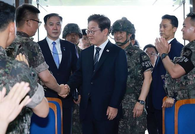 이재명 대통령이 13일 경기도 연천군 육군 25사단 비룡전망대에서 장병들을 격려하고 있다. ⓒ연합뉴스