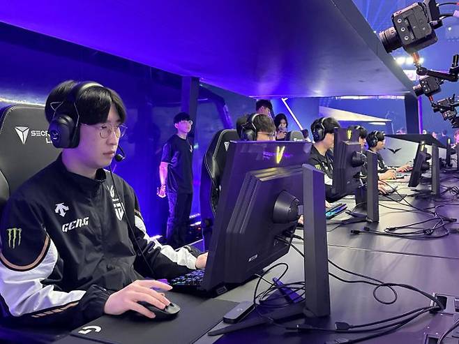 13일 부산 사직실내체육관에서 열린 LCK MSI 대표 선발전 3라운드에서 젠지 선수들이 경기 시작 전 테스트를 진행하고 있다. ⓒ데일리안 황지현 기자
