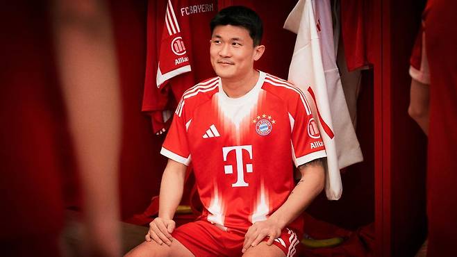 독일 분데스리가 바이에른 뮌헨의 수비수 김민재가 새 유니폼을 입고 있다. 김민재는 아킬레스건 부상으로 이적설이 제기되기도 했지만 2025 국제축구연맹(FIFA) 클럽월드컵 출전 선수 명단에 포함돼 10일(현지 시간) 미국행 비행기에 올랐다. 사진 출처 바이에른 뮌헨 구단 공식 홈페이지