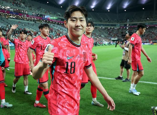 대한민국 축구 국가대표팀 이강인이 10일 서울월드컵경기장에서 쿠웨이트와의 2026 북중미 월드컵 아시아 3차 예선 최종전에서 승리한 뒤 열린 11회 연속 월드컵 본선 진출 축하 행사에서 카메라를 보며 미소를 짓고 있다. 뉴스1