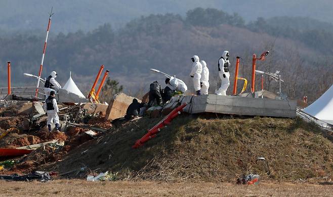 2일 전남 무안국제공항 제주항공 여객기 참사 현장에서 항공·철도사고 조사위원회(ARAIB) 관계자들이 로컬라이저(방위각 표시 시설)가 설치된 콘크리트 둔덕을 조사하고 있다.  2025.01.02.뉴시스
