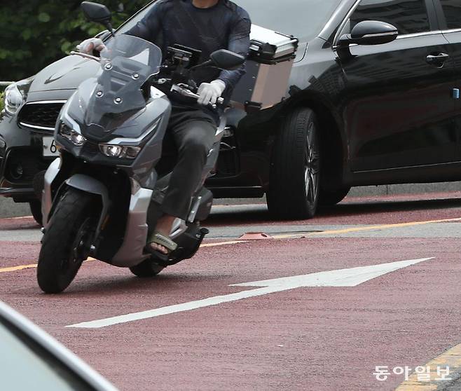 서울 영등포구 여의도 한강공원에서 한 배달 오토바이가 주행 방향 화살표를 무시하고 역주행하고 있다. 동아일보DB