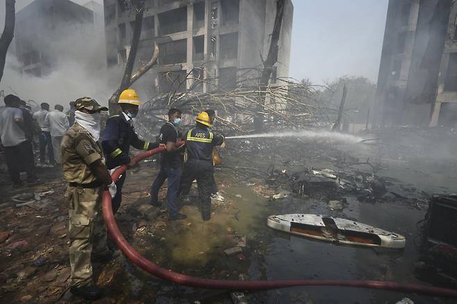 인도 소방대원들이 12일 구자라트주 아마다바드의 에어 인디아 AI-171편 보잉 여객기 추락 현장에서 화재를 진압하고 있다. 2025.06.13 아마다바드(인도)=AP 뉴시스