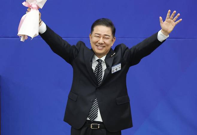 13일 오후 서울 여의도 국회에서 열린 더불어민주당 제2기 원내대표 선출 의원총회에서 새 원내대표로 당선된 김병기 의원이 두팔 들어 인사하고 있다. 2025.6.13/뉴스1