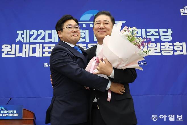 13일 서울 여의도 국회에서 열린 제22대 국회 더불어민주당 제2기 원내대표 선출 의원총회에서 김병기(오른쪽) 신임 원내대표가 박찬대 당대표 직무대행과 꽃다발을 들고 기념촬영을 하고 있다. 장승윤 기자  tomato99@donga.com