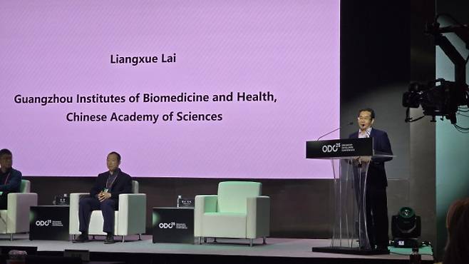 랑슈 라이 중국과학원 광저우 바이오의과연구원 교수가&nbsp;13일 코엑스 마곡에서 열린 ‘오가노이드 디벨로퍼 컨퍼런스 2025(ODC25)'에서 강연을 하고 있다. 문세영 기자.