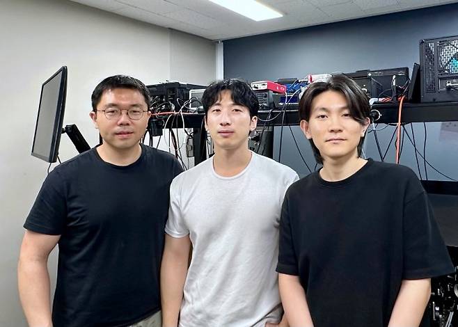 왼쪽부터 장무석 KAIST 바이오및뇌공학과 교수, 이동구 박사과정생, 송국호 박사과정생. KAIST 제공