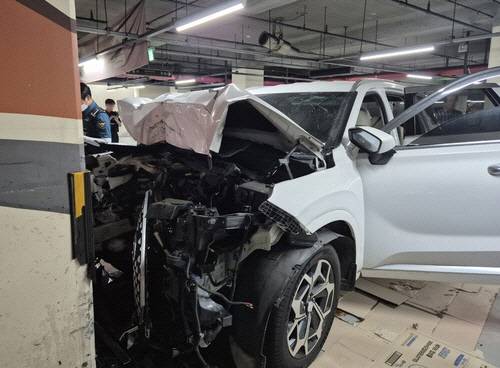 13일 오후 인천시 부평구의 한 대형마트 지하주차장에서 기둥을 들이받고 파손된 차량. [인천소방본부 제공]