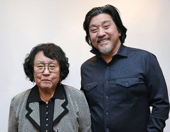 1월 20일 서울 그랜드인터컨티넨탈 파르나스 호텔에서 열린 한국이미지 징검다리상 수상 기념 언론 간담회에서 어머니와 함께 기념 사진을 촬영한 에드워드 리. /뉴스1