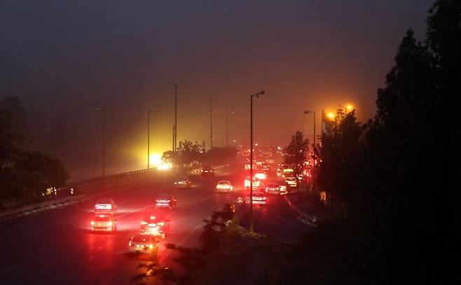 13일(현지시간) 이스라엘군의 공습을 받은 이란 수도 테헤란에서 화재로 인한 연기가 확산되고 있는 모습.EPA연합뉴스