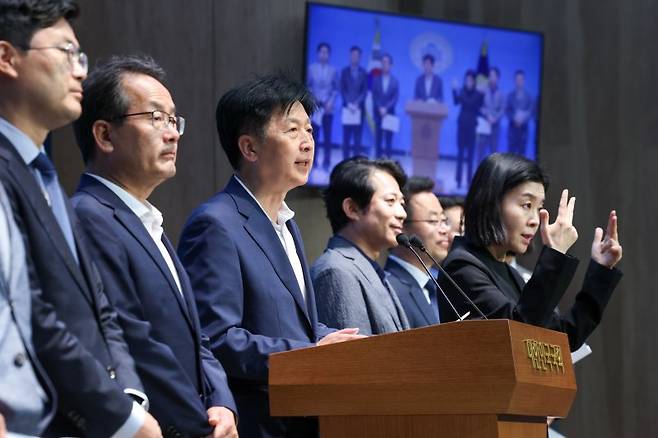 오기형 더불어민주당 대한민국 주식시장 활성화 TF 단장을 비롯한 의원들이 5일 서울 여의도 국회 소통관에서 상법 개정안 재추진 관련 기자회견을 하고 있다. 사진=뉴스1