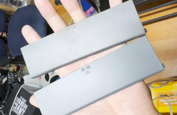 빛에 따라서 색상이 많이 달라보이긴 한다. 위에 사진은 까만색 처럼 나오는데.. 여기는 환한 회색 정도;