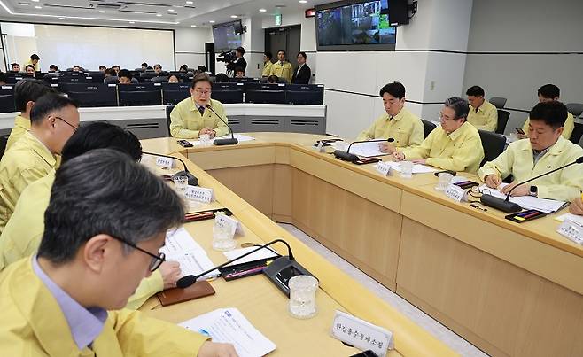 이재명 대통령이 12일 서울 서초구 한강홍수통제소에서 수해(장마) 대비 현장 점검 회의를 주재하고 있다. 2025.6.12(저작권자(c) 연합뉴스, 무단 전재-재배포 금지)