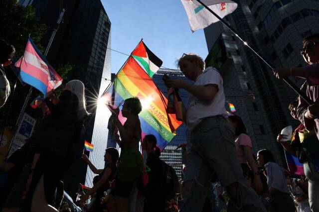 제25회 서울퀴어퍼레이드 참가자들이 지난해 6월1일 서울 종각역을 출발해 을지로와 삼일대로를 지나 행진하고 있다. 백소아 기자 thanks@hani.co.kr