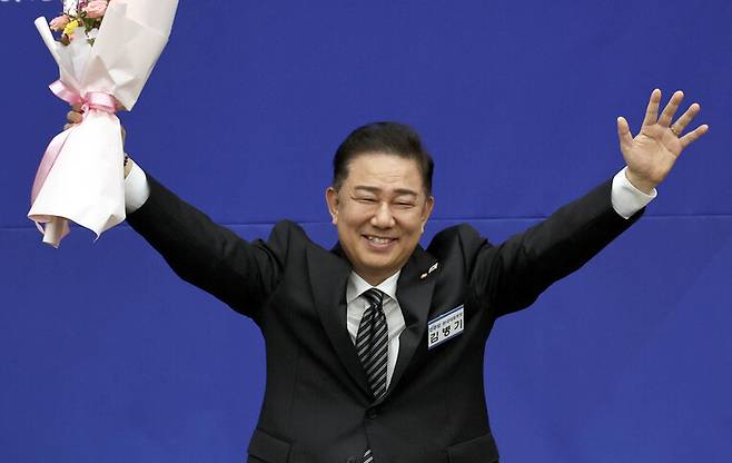 김병기 신임 더불어민주당 원내대표가 13일 오후 국회에서 당선되자 꽃다발을 들고 인사하고 있다. 윤운식 선임기자 yws@hani.co.kr