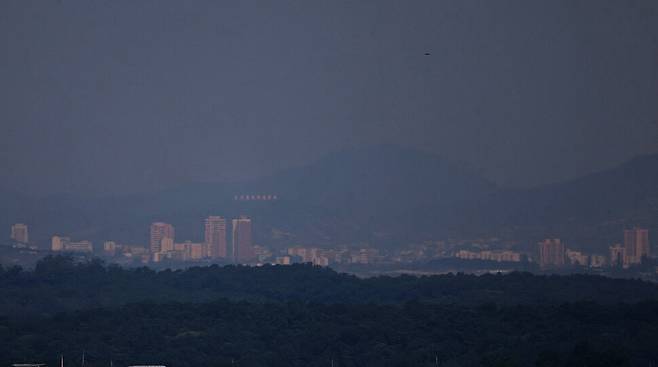 경기도 파주시 문산읍 장산전망대에서 바라본 개성공단 모습. 날이 흐릿해 선명하지 않다.