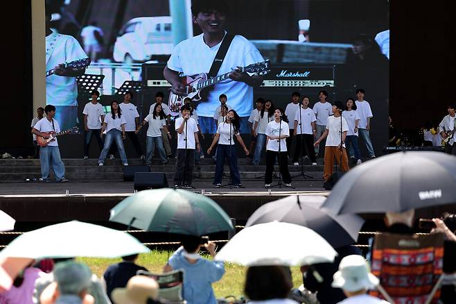 2025년 6월6일 오후 경기도 파주시 문산읍 임진각 평화누리 대공연장에서 열린 ‘코리아 시민평화음악회’에서 제주 별꼴학교 ‘별별밴드’가 노래하고 있다. 별꼴학교는 제주 성산에 있는 대안학교다.