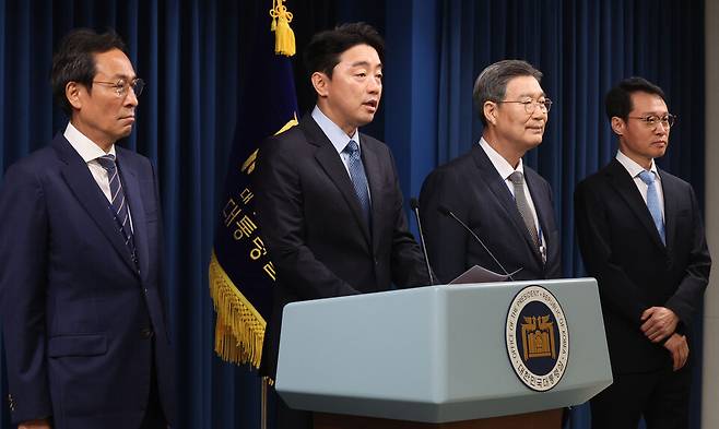 2025년 6월8일 강훈식 대통령비서실장(왼쪽 둘째)이 서울 용산구 대통령실 브리핑룸에서 대통령실 수석비서관 인사를 발표하고 있다. 왼쪽부터 우상호 정무수석, 강 비서실장, 오광수 민정수석, 이규연 홍보수석. 대통령실 사진기자단