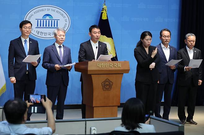 2025년 6월11일 더불어민주당 의원들이 서울 영등포구 여의도 국회 소통관에서 검찰청법 폐지, 공소청 신설 등 검찰 개혁을 위해 발의한 법안들에 대해 설명하고 있다. 왼쪽부터 장경태, 민형배, 김용민, 강준현, 김문수 의원. 연합뉴스