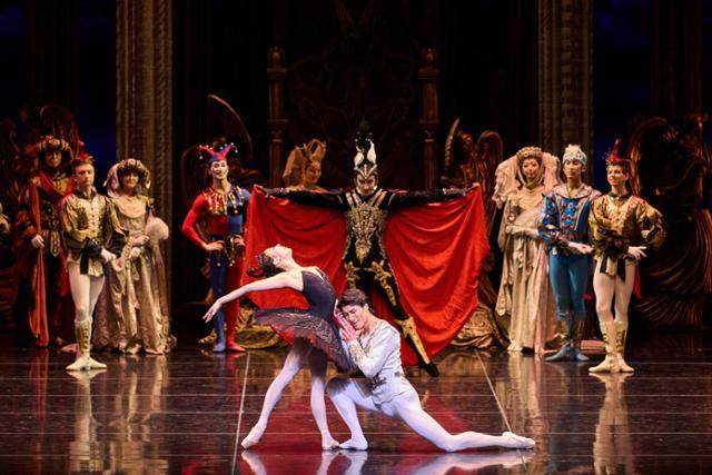 유니버설발레단 '백조의 호수'의 한 장면. 지그프리트 왕자가 오데트와 닮은 흑조 오딜에게 사랑을 고백하자 귀족 변장을 한 마법사 로트바르트가 본색을 드러내고 있다. 유니버설발레단 제공