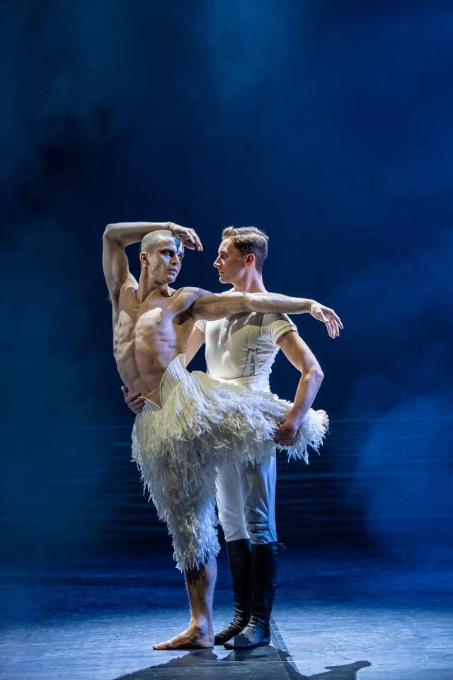 매튜 본의 '백조의 호수' LG아트센터 제공 ⓒJohan Persson매튜 본의 '백조의 호수' LG아트센터 제공 ⓒJohan Persson