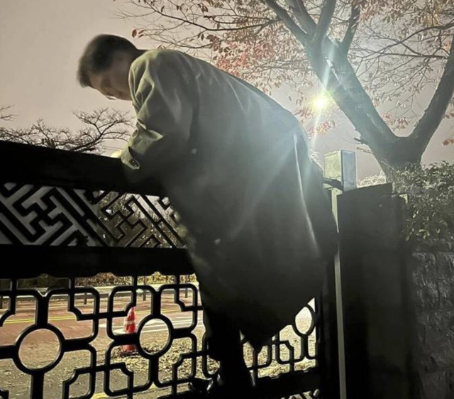 지난해 12월 3일 윤석열 당시 대통령의 비상계엄 선포 직후 우원식 국회의장이 국회로 들어가기 위해 담장을 넘고 있다. 우 의장 페이스북 캡처