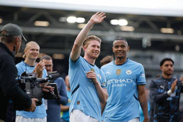 케빈 더 브라위너가 5월 25일 잉글랜드 프리미어리그(EPL) 플럼과의 마지막 라운드에서 홈팬들에게 인사하고 있다. EPA연합뉴스