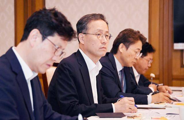 이형일(왼쪽 두 번째) 기획재정부 장관 직무대행이 13일 서울 종로구 정부서울청사에서 열린 '긴급상황점검회의'를 주재하고 있다. 기획재정부 제공