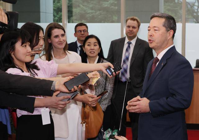 이재명 정부 출범 이후 처음으로 방한한 미국 고위 외교 당국자인 션 오닐 동아태국 고위관리가 13일 김희상 경제외교조정관과의 회동을 위해 서울 종로구 외교부 청사로 들어서며 취재진의 질문에 답하고 있다. 문재연 기자