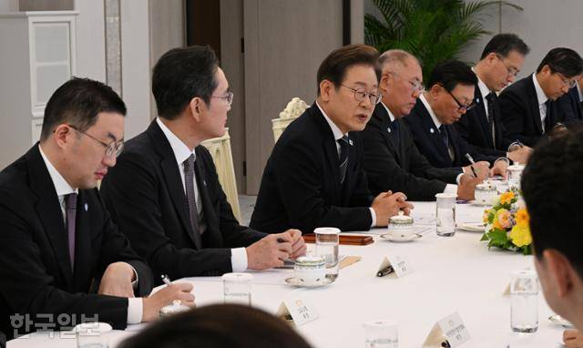 이재명 대통령이 13일 대통령실청사에서 열린 6경제단체와 기업인 간담회에서 발언하고 있다. 왼쪽부터 구광모 LG그룹 회장, 이재용 삼성전자 회장, 이 대통령, 정의선 현대자동차그룹 회장, 신동빈 롯데그룹 회장. 왕태석 선임기자