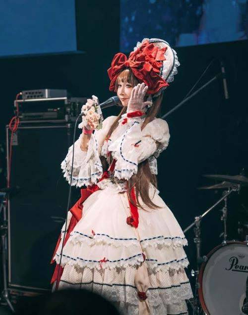 여장을 한 상태로 노래를 부르고 있는 타니 타쿠마./사진=타니 타쿠마 인스타그램 캡처