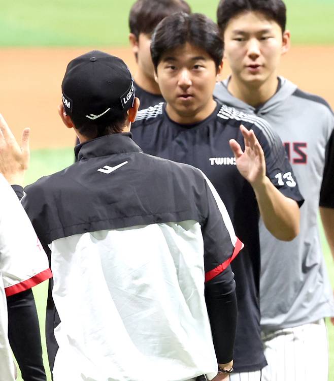 8일 오후 서울 고척스카이돔에서 열린 2025 프로야구 LG 와 키움 경기. LG가 7-2 승리했다. 경기종료후 염경엽 감독이 승리투수가 된 송승기와 하이파이브 하고 있다. 고척=정시종 기자 capa@edaily.co.kr