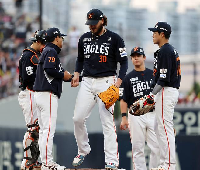 <yonhap photo-4499="">8일 광주기아챔피언스필드에서 열린 프로야구 한화 이글스와 KIA 타이거즈의 경기. 한화 선발투수 폰세가 6회말 무사에서 사구와 볼넷을 연속으로 내주고 교체되고 있다. 사진=연합뉴스</yonhap>