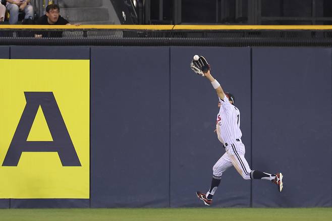 <yonhap photo-4527=""> 5월 27일 서울 잠실야구장에서 열린 프로야구 2025 신한 SOL 뱅크 KBO리그 한화 이글스와 LG 트윈스의 경기. 8회초 1사 LG 중견수 박해민이 한화 플로리얼 타구를 잡아내고 있다. 사진=연합뉴스</yonhap>