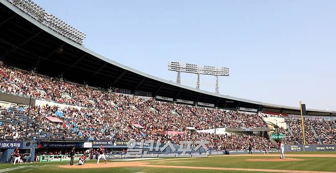 2025 KB0리그 프로야구 LG트윈스와 KIA타이거즈의 경기가 6일 오후 서울 잠실야구장에서 열렸다. 잠실 구장에는 만원관중이 경기를 즐기고 있다. 잠실=김민규 기자 mgkim1@edaily.co.kr /2025.04.06/