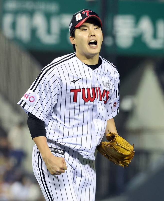 27일 오후 잠실야구장에서 열린 2025 프로야구 한화와 LG 경기. LG 선발 임찬규가 7회 한화 최재훈을 삼진으로 돌려 세우고 포효하고 있다. 잠실=정시종 기자 capa@edaily.co.kr /2025.05.27.